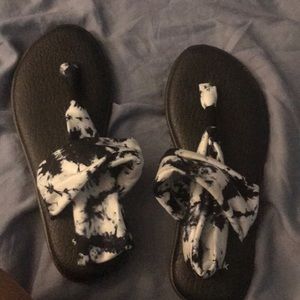 Sanuk yoga sandals